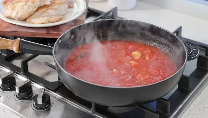 Assaisonner la sauce avec du sel, du poivre et une demi-cuillère à café de sucre pour équilibrer l'acidité.
