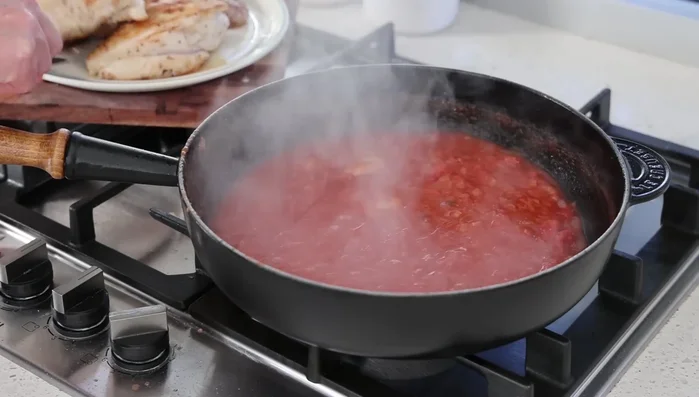 Remettre le poulet dans la sauce. Couvrir et laisser cuire 20 minutes.