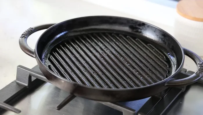 (Optionnel) Griller les tomates entières coupées en deux (5 minutes de chaque côté) avec un peu d'huile d'olive, sel, poivre et origan.