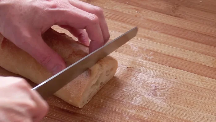 Préparer le pain : Couper le pain en tranches fines ou en cubes. (128.72)