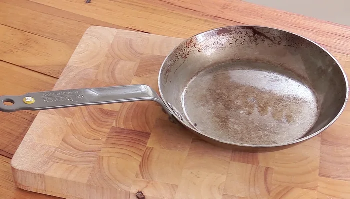 Faire cuire les lardons : Cuire les lardons dans une poêle en acier jusqu'à ce qu'ils soient croustillants (environ 2 minutes et demie). Égoutter sur du papier absorbant. (280)