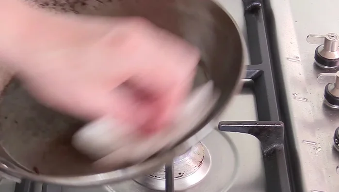 Faire les croûtons : Faire dorer les tranches de pain dans du beurre dans la même poêle (à feu doux, environ 2 minutes par côté). Frotter les croûtons avec de l'ail. (472.879)