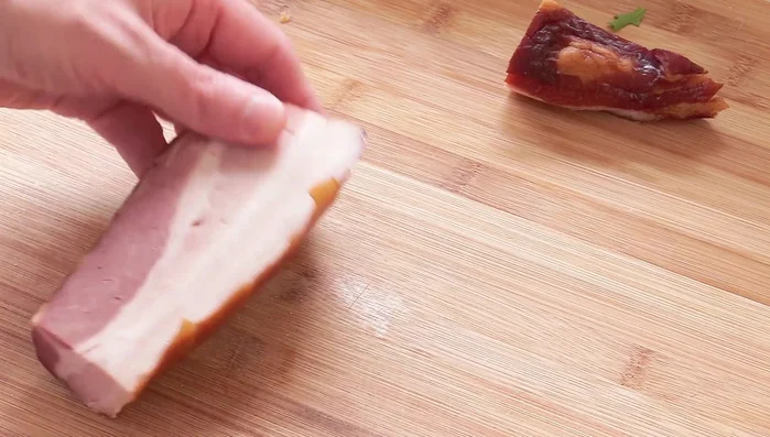 Préparer le bacon : Retirer la croûte dure du bacon et le couper en lardons de la taille désirée. (57.36)