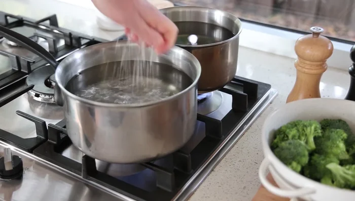 Faire cuire les légumes : Faire bouillir de l'eau salée dans deux poêles séparées (une pour le chou-fleur, une pour le brocoli). Ajouter les légumes et cuire pendant 10 minutes.