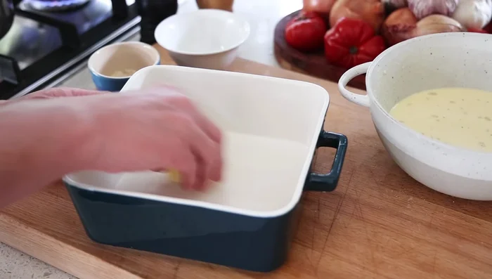 Beurrer le plat à gratin.