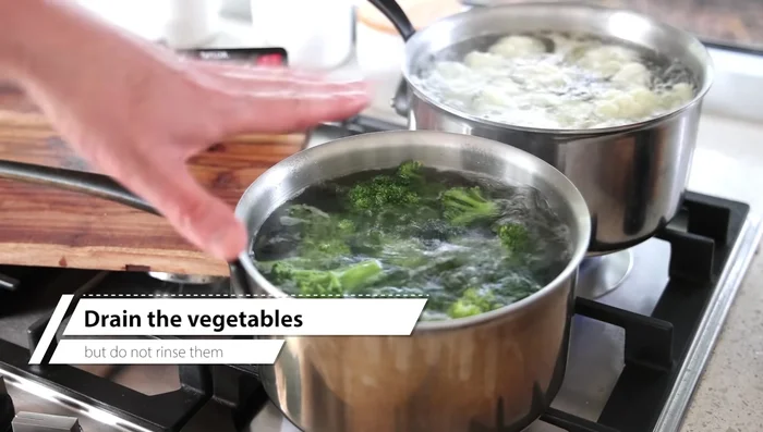 Égoutter les légumes (ne pas rincer) et les disposer dans le plat à gratin, en alternant couches de chou-fleur et de brocoli.