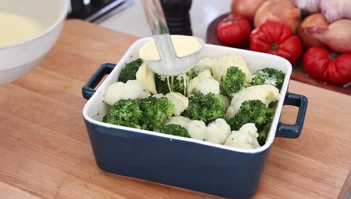 Verser la sauce sur les légumes et recouvrir de fromage râpé.