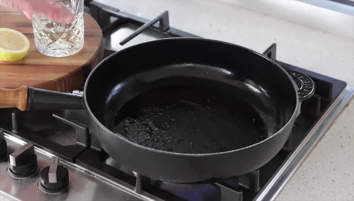 Déglacer la poêle : Retirer le poulet de la poêle. Jeter l'excédent d'huile. Porter la poêle à feu vif. Ajouter le vin blanc et le jus de citron. Laisser réduire presque à sec.
