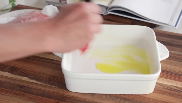 Badigeonner le fond du plat à four d'huile d'olive.