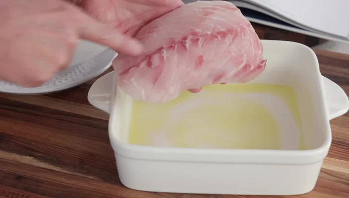 Déposer le poisson côté peau vers le bas dans le plat.