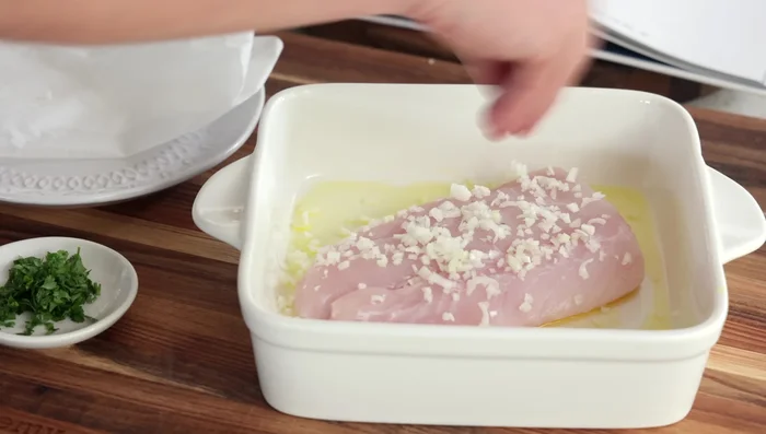 Ajouter les échalotes et le persil sur le poisson.