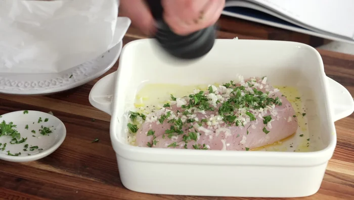 Assaisonner de sel et de poivre.