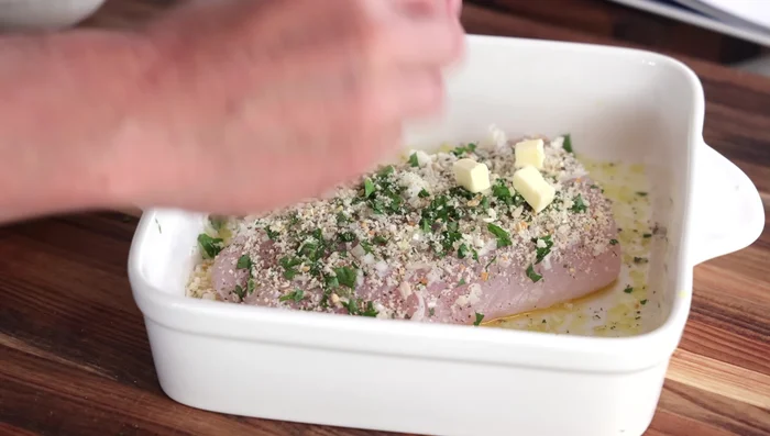 Répartir les dés de beurre sur la chapelure.