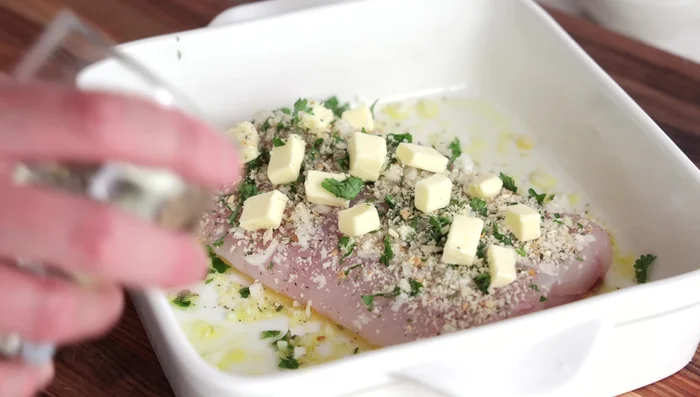 Verser le vin blanc sur le côté du poisson (pochage superficiel).