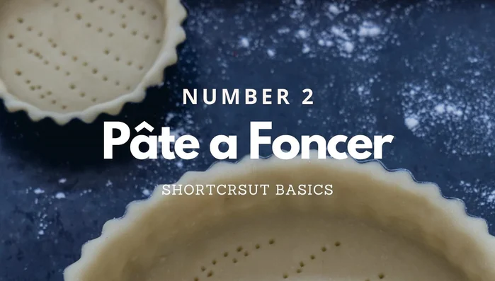 Étaler la pâte sur une surface légèrement farinée et la déposer dans un plat à tarte.