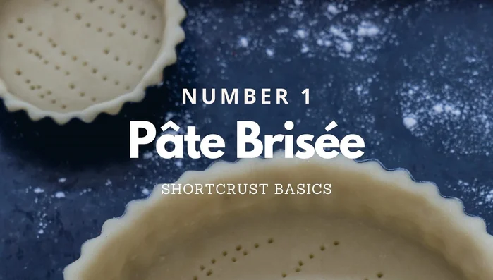 Préparer la pâte à foncer (Pâte à Foncer): Mélanger la farine, le beurre froid coupé en dés, le sucre, l’œuf et le sel. Travailler la pâte jusqu'à obtenir une boule homogène.