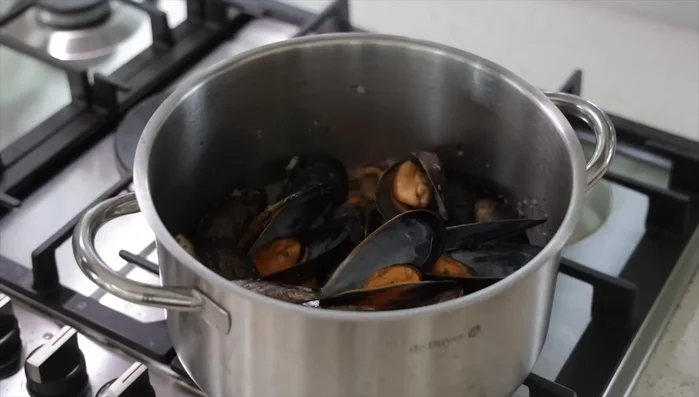 Égoutter les moules, réserver le jus et les laisser refroidir avant de les décoquiller. Réserver les moules et le jus.
