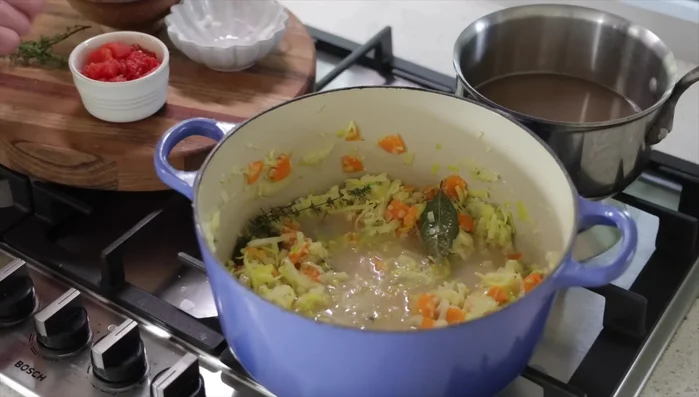 Ajouter les moules (garder quelques-unes pour la présentation), le bouillon de poisson, les tomates, le sel, le poivre et l’anis étoilé. Porter à ébullition, puis réduire le feu et laisser mijoter 15 minutes.