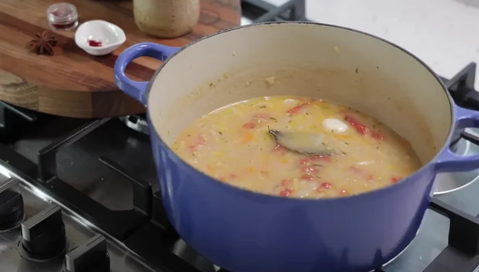 Filtrer la soupe à travers un tamis en pressant les légumes pour extraire le maximum de jus.