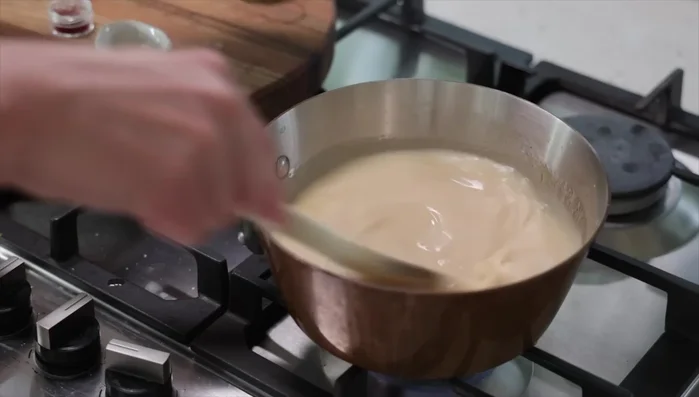 Ajouter la crème fraîche à la soupe filtrée et porter à légère ébullition.