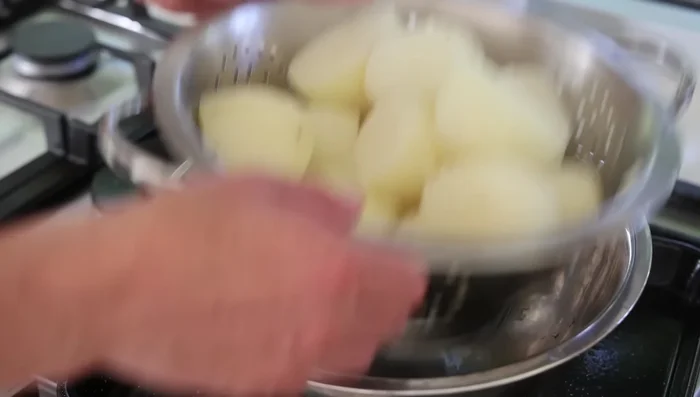 Égoutter les pommes de terre et les laisser reposer 3-4 minutes. Les écraser grossièrement.