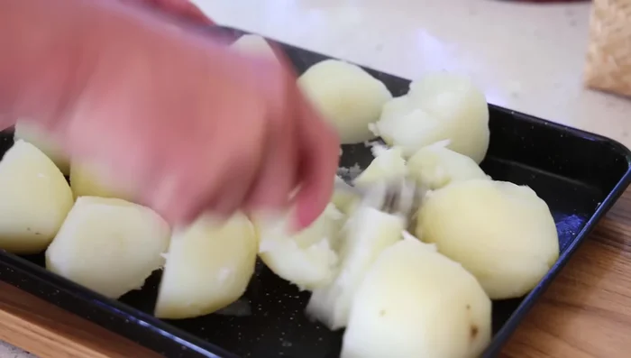 Mettre les pommes de terre sur une plaque et les passer au four à 200°C pendant 3-4 minutes pour les sécher.