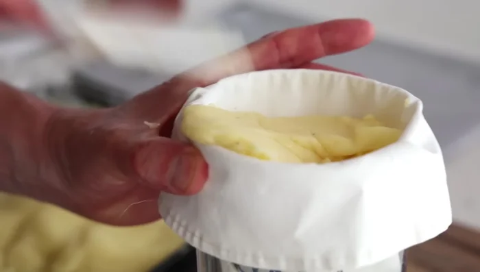 Mettre la préparation dans une poche à douille et former des rosettes, des nids (en utilisant un cercle à pâtisserie), ou des formes libres.
