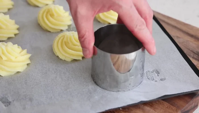 Pour les nids, faire deux cercles de pâte et les superposer légèrement pour créer une cavité.