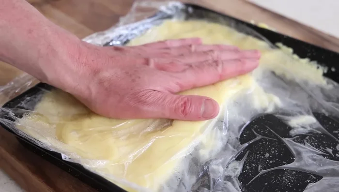 (Optionnel) Pour les croquettes : mettre le mélange au réfrigérateur jusqu’à ce qu’il soit froid. Former des boulettes, les passer dans la farine, puis dans l’œuf battu, enfin dans la chapelure. Frire à 180°C pendant 3-4 minutes.