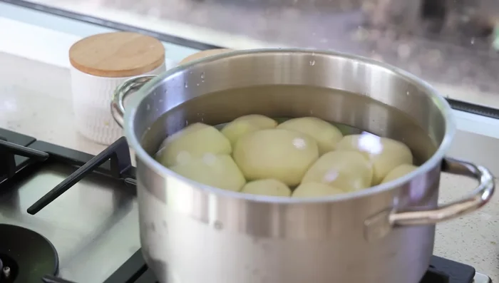 Peler, couper et cuire les pommes de terre dans de l'eau froide avec 2 cuillères à soupe de gros sel jusqu'à ce qu'elles soient presque cuites (environ 15 minutes après ébullition).