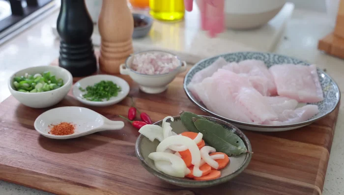 Préparer le poisson: Pocher le poisson blanc dans de l'eau bouillante légèrement salée avec des aromates (citron, etc.) pendant 5-6 minutes après ébullition.