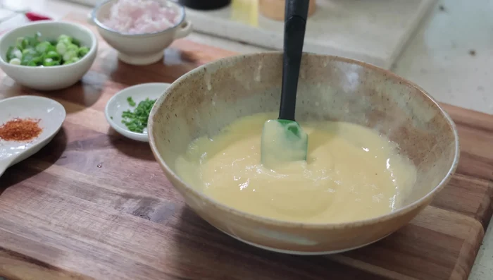Former des beignets avec la pâte et les faire frire jusqu'à ce qu'ils soient dorés (environ 3 minutes).