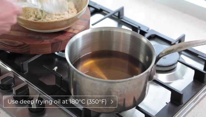 Faire chauffer l'huile de friture à 175°C.