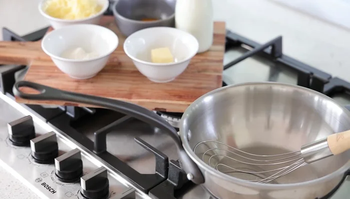 Préparer la sauce au fromage : Faire fondre du beurre dans une casserole. Ajouter la farine et mélanger. Cuire à feu doux pendant 3 minutes.
