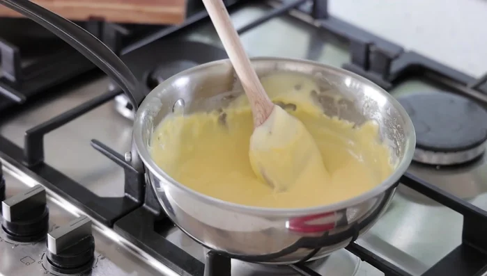 Assaisonner la sauce au fromage avec du sel, du poivre, de la muscade et du poivre de Cayenne selon votre goût.