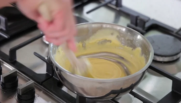 Laisser refroidir la sauce au fromage. Vous pouvez la placer dans une poche à douille pour faciliter le montage.