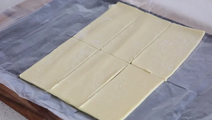 Préparer la pâte feuilletée : Découper un rectangle de pâte feuilletée en 6 petits rectangles (au moins 6 cm de large et 12 cm de long).