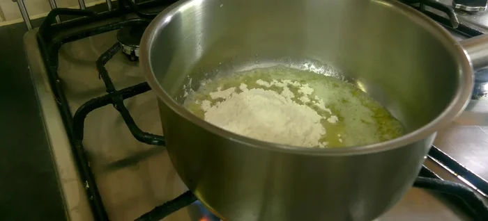 Préparation de la sauce béchamel : Dans une casserole, faire fondre le beurre à feu moyen (94.72). Ajouter la farine et mélanger jusqu'à obtenir une pâte lisse (99.759). Cuire 1 minute. Ajouter le lait progressivement en fouettant (108.479). Incorporer la crème, le sel, le poivre et la muscade (112.52). Cuire jusqu'à épaississement (122.68). Retirer du feu et laisser refroidir (130.319).