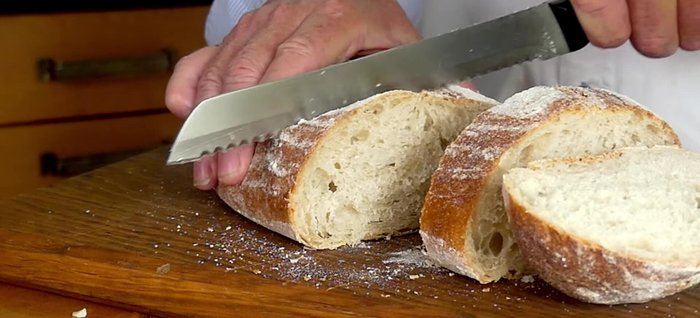 Préparation des sandwichs : Râper les fromages (218.4). Mélanger les 3 fromages avec la moutarde de Dijon (236.28). Couper le pain en tranches épaisses (247.08). Préchauffer le four à 180°C (chaleur tournante) ou 200°C (four traditionnel) (253.959).