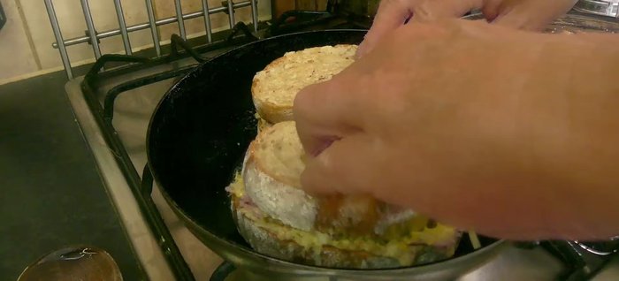 Cuisson : Faire dorer les croques monsieur 2 minutes de chaque côté dans une poêle avec du beurre (315.52). Mettre au four pendant 10 minutes (329.36).