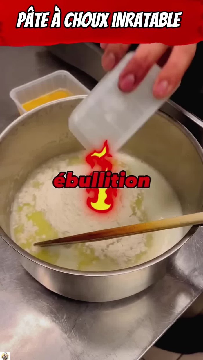 Ajouter en une fois la farine tamisée et mélanger énergiquement à la spatule jusqu'à obtenir une pâte lisse.