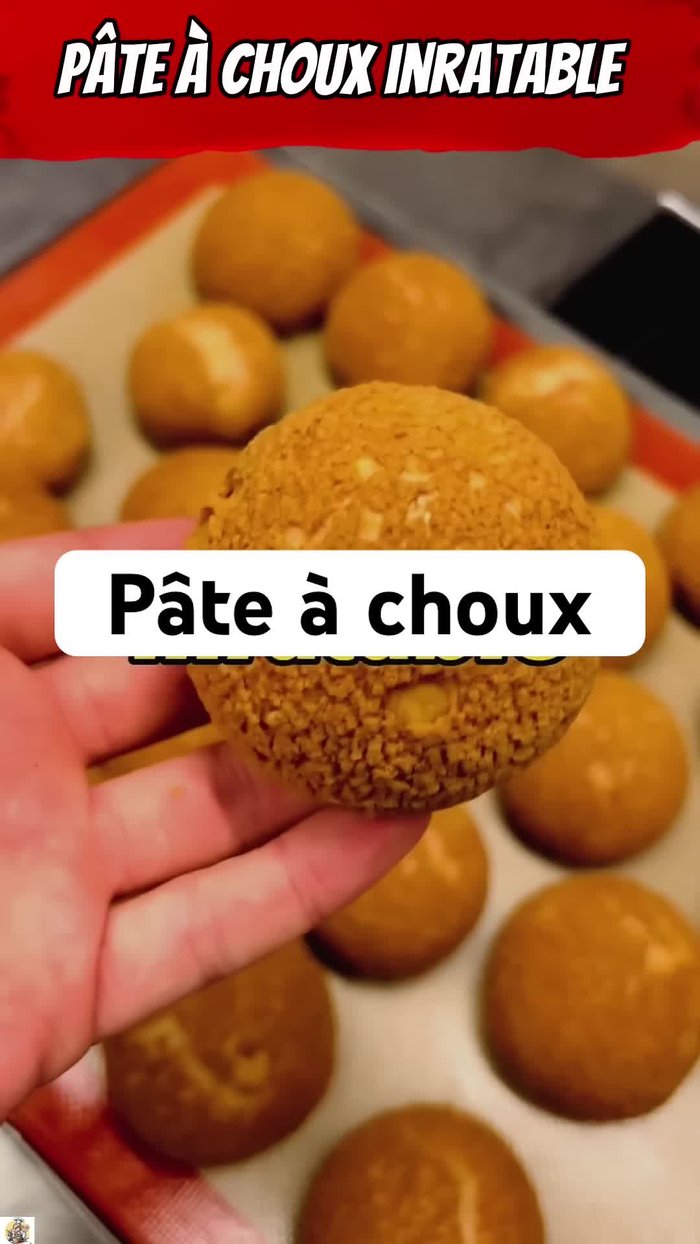Mettre l'eau, le beurre et le sel dans une casserole et faire chauffer à feu doux jusqu'à ébullition.