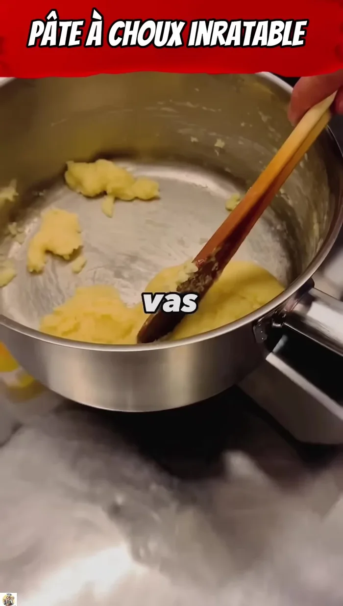 Dessécher la pâte 5 minutes à feu doux pour une meilleure régularité des choux.