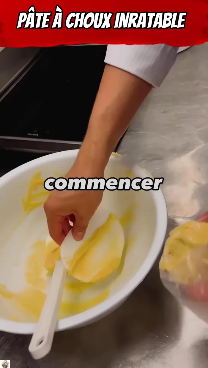 Mettre la pâte à choux dans une poche à douille et pocher les choux (pas de technique miracle, il faut de la pratique).