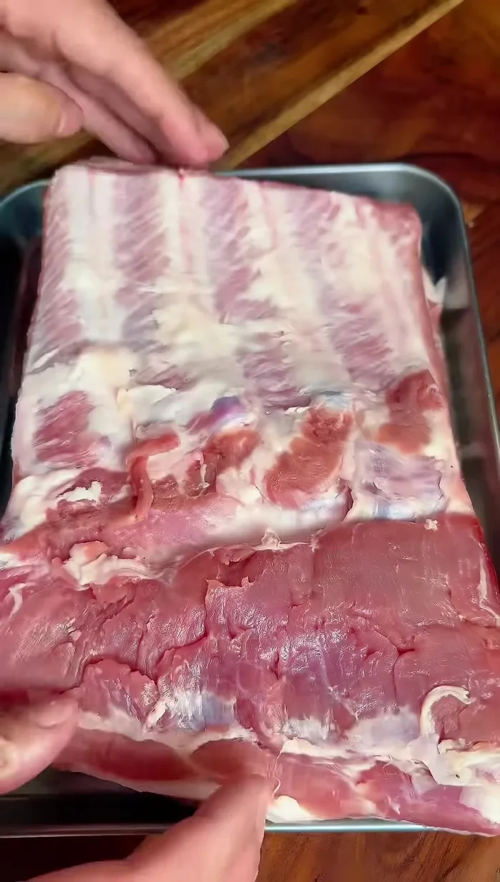 Bien appliquer la marinade sur la poitrine de porc.