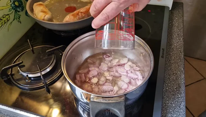 Déglacer avec le vin blanc, ajouter du sel et du poivre.