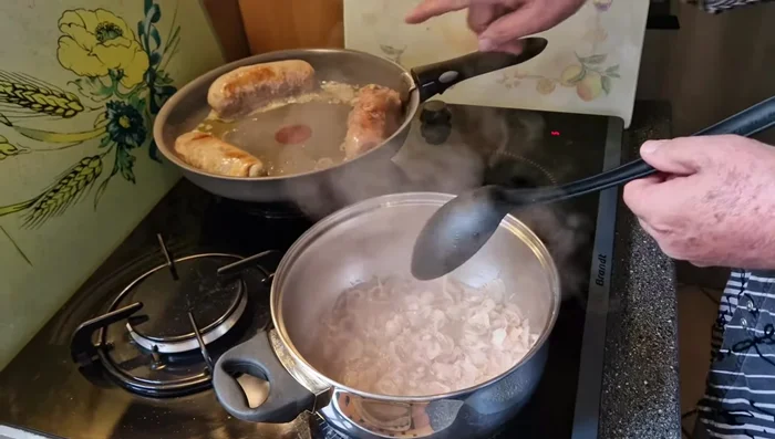Incorporer la crème fraîche, la moutarde à l'ancienne et la moutarde de Dijon.