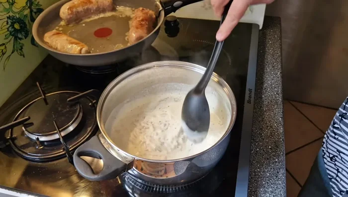 Ajouter les andouillettes cuites dans la sauce.