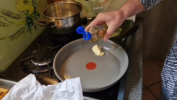 Faire revenir les andouillettes dans un mélange de beurre et d'huile à feu doux, environ 10 minutes de chaque côté.