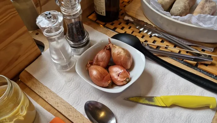 Dans une casserole, faire revenir les échalotes hachées.